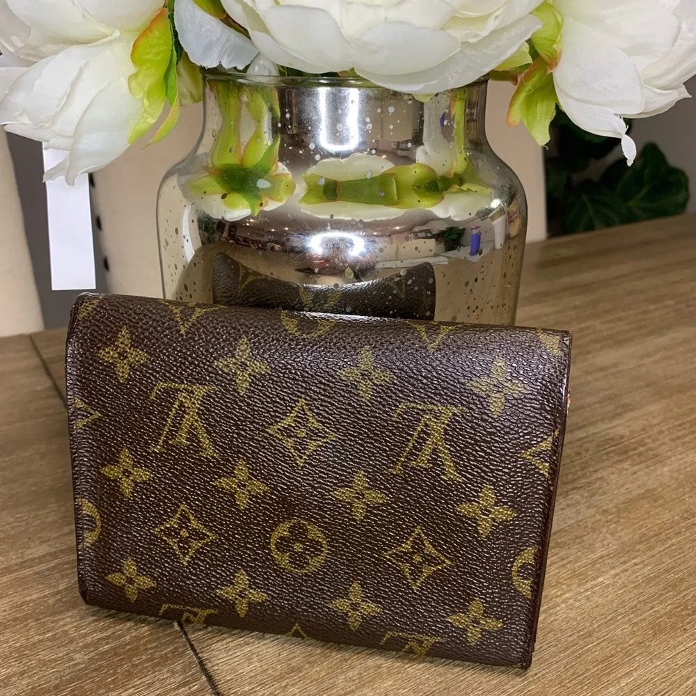 Authentic Louis Vuittton Mono Medium Wallet - Picture 3 of 16